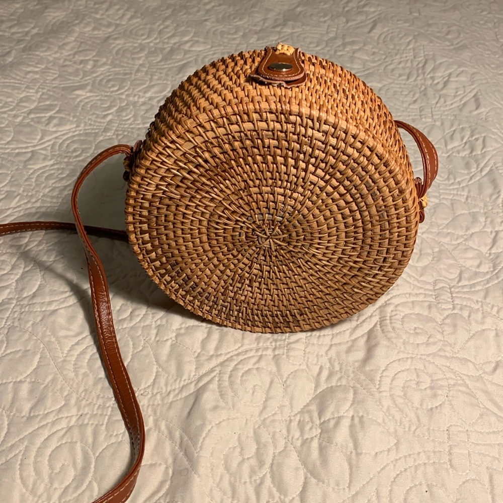 Round natural wicker Woven crossbody bag NWOT